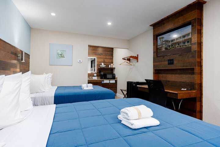 2 Queen Beds Accessible (15 of 16)
