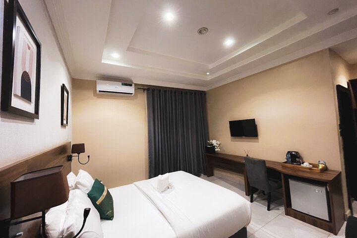 Room 9 of 37