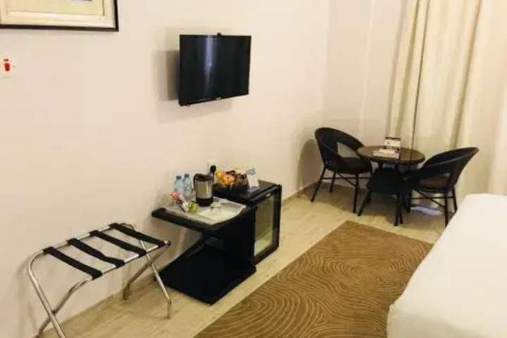 Room 5 of 8