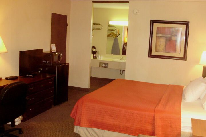 1 Queen Bed (6 of 12)