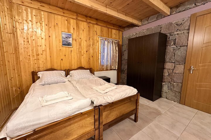 Room 9 of 32