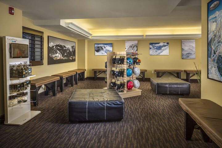Lounge 136 of 156