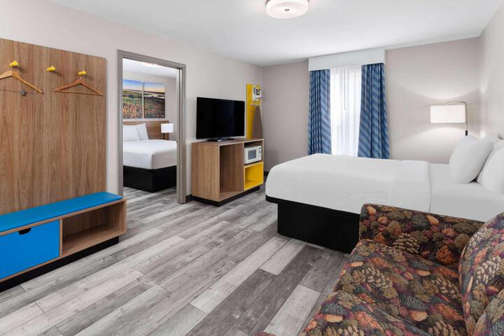 1 Queen Bed (2 of 10)