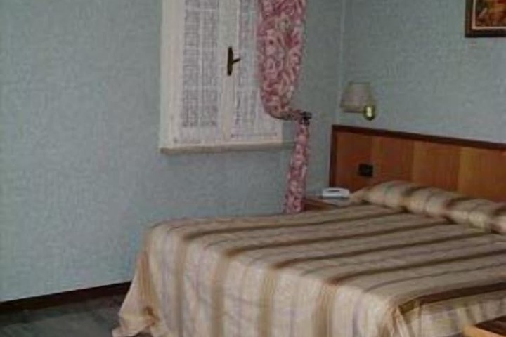 Room 9 of 34