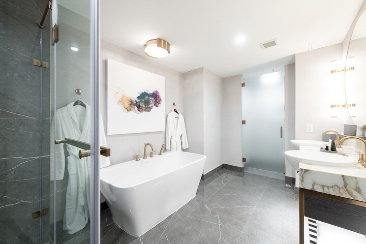 Deep soaking bathtub