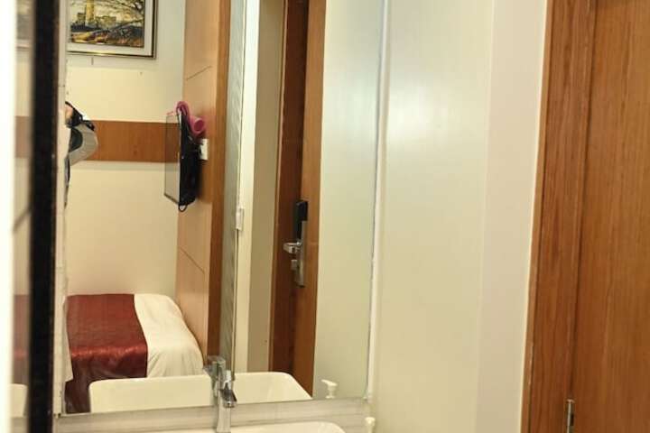 Room 13 of 16