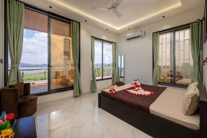 Room 3 of 96
