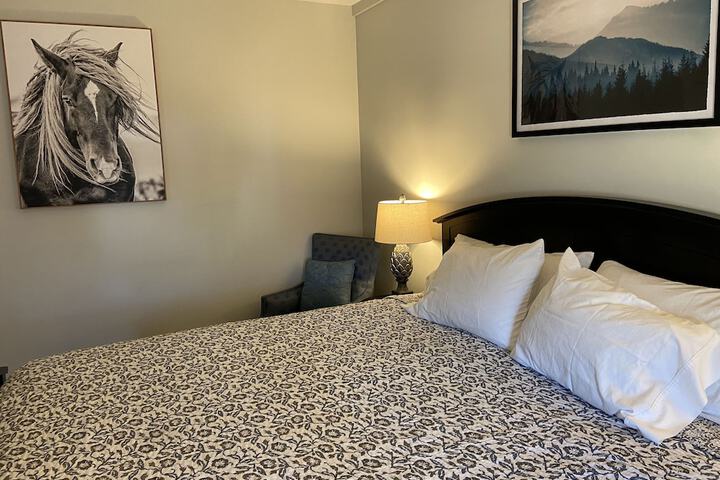 Superior King Bed (6 of 7)