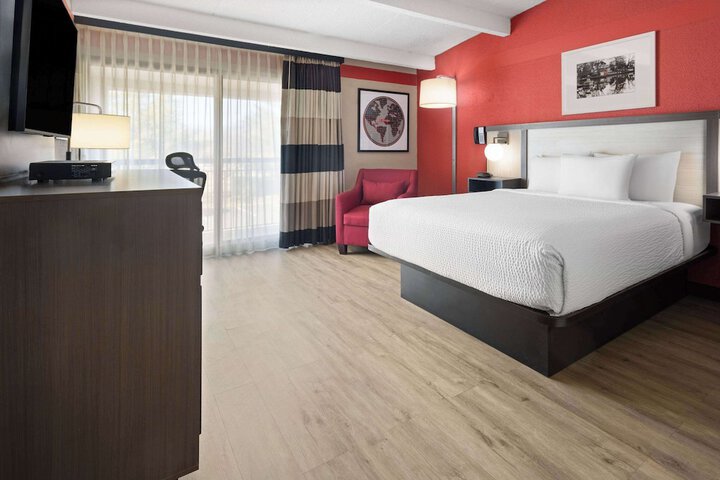 1 Queen Bed Accessible Room (8 of 15)