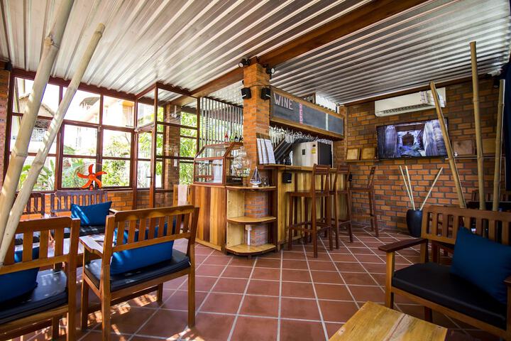 Lounge 13 of 20