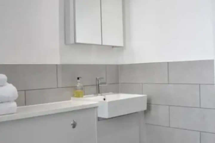 Room 6 of 12