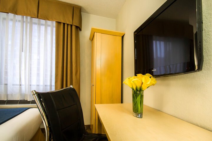 Room 3 of 8