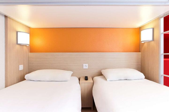 Room 12 of 32