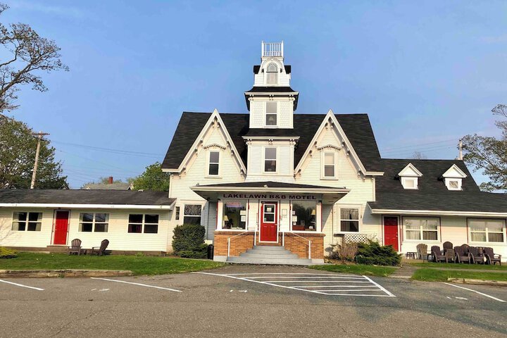 Lakelawn B&B Motel in Yarmouth, NS