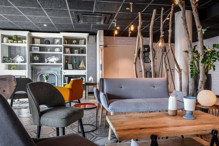Lounge 54 of 65