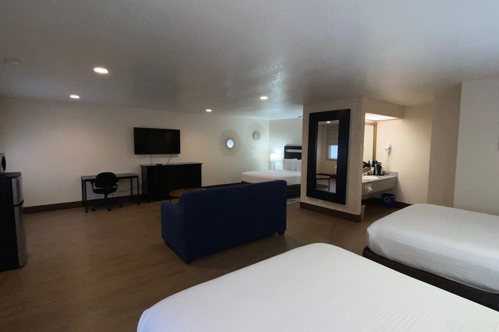 2 Queen Beds (1 of 27)