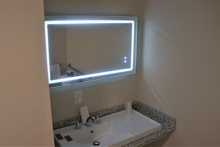 Deluxe Studio Suite 1 King Bed Private Bathroom (1 of 18)