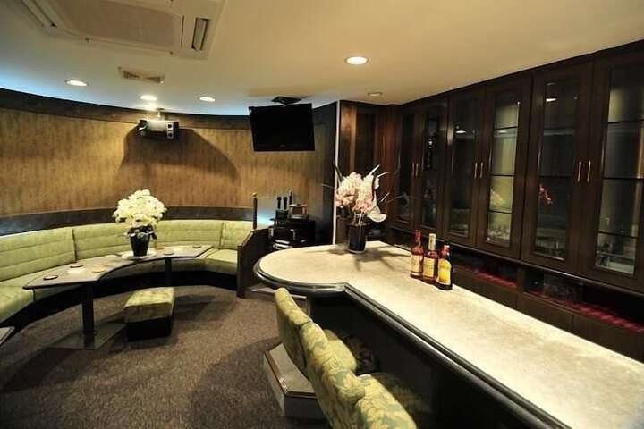 Lounge 28 of 42