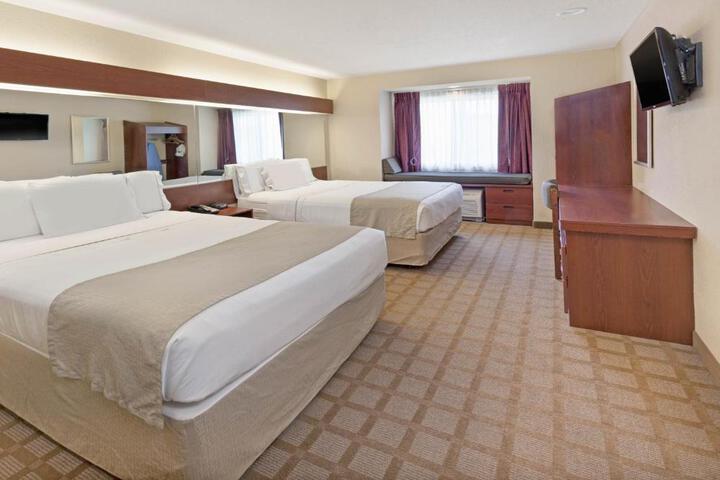 1 Queen Bed (15 of 19)