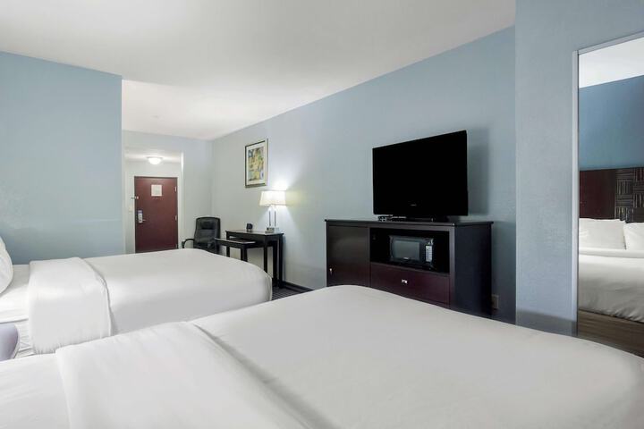 2 Queen Beds (3 of 10)
