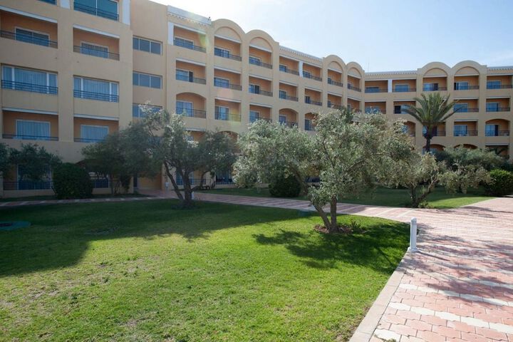 Hotel Exterior 47 of 51