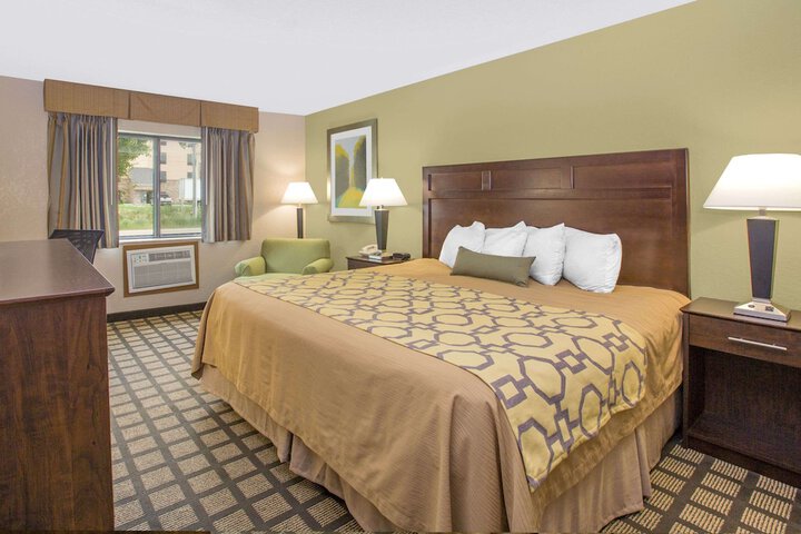 1 King Bed Accessible (9 of 9)