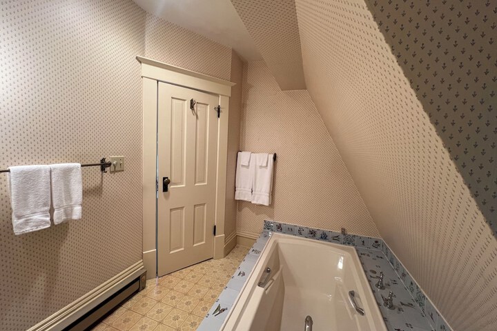 Room 53 of 84