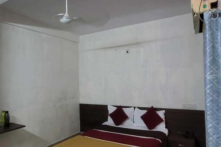 Room 8 of 12