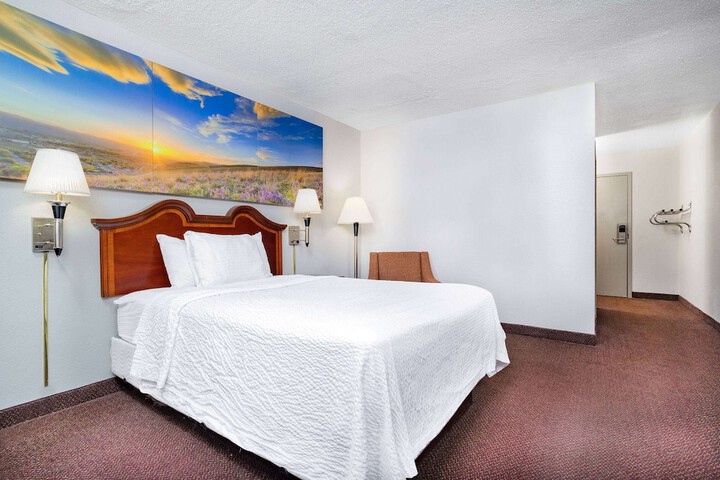 1 King Bed (8 of 11)