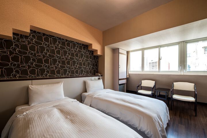Room 11 of 28