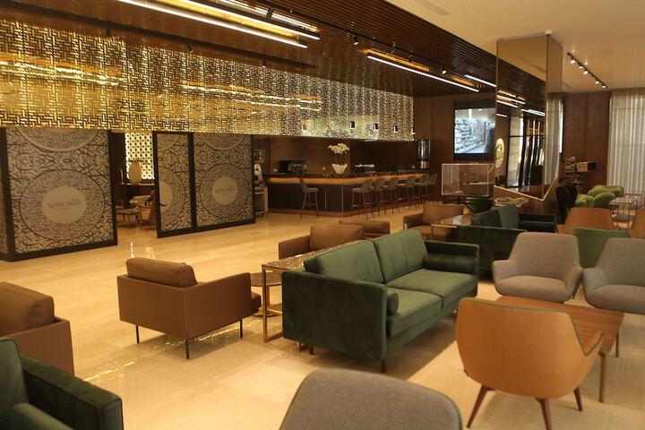 Lounge 17 of 31