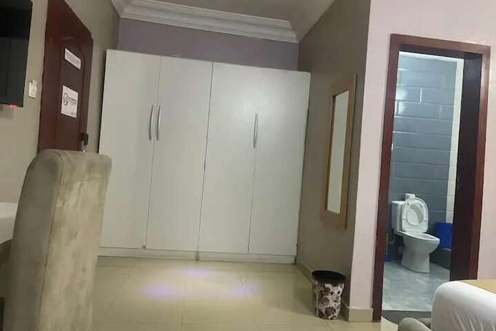 Room 10 of 76