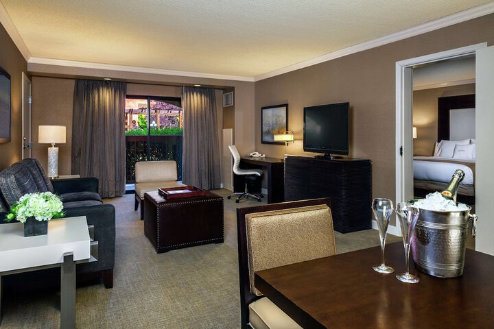 1 King Bed Mobility Accessible with Bathtub (27 of 32)
