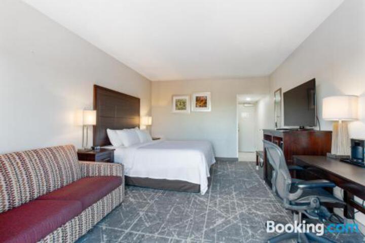 Image of Orangewood Inn & Suites KCI