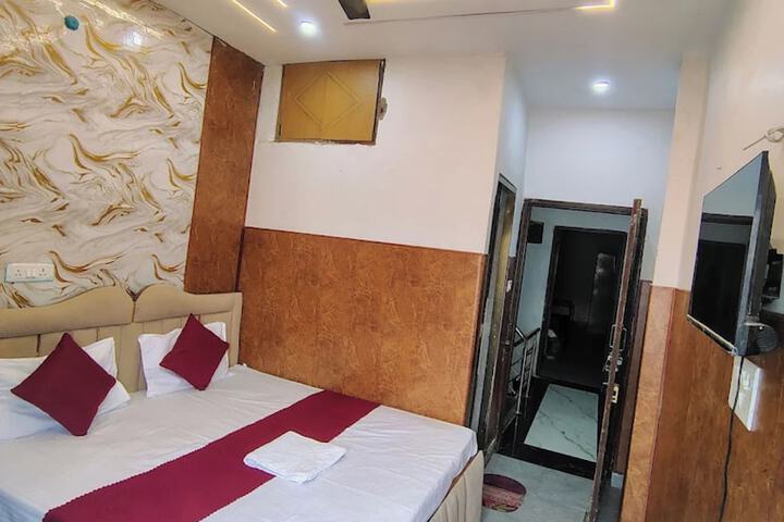 Room 2 of 8
