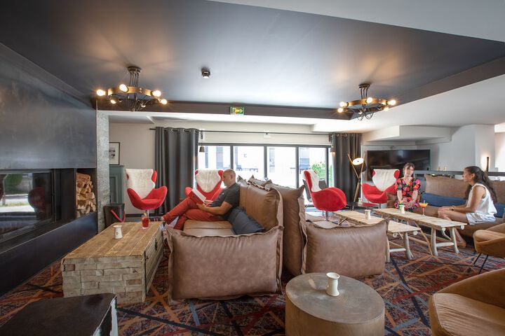 Lounge 94 of 120