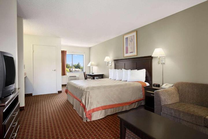 1 King Bed (17 of 18)