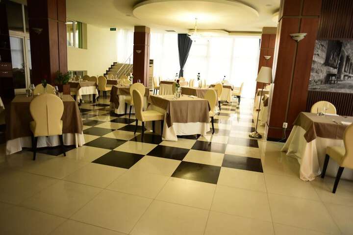 Dining 62 of 70