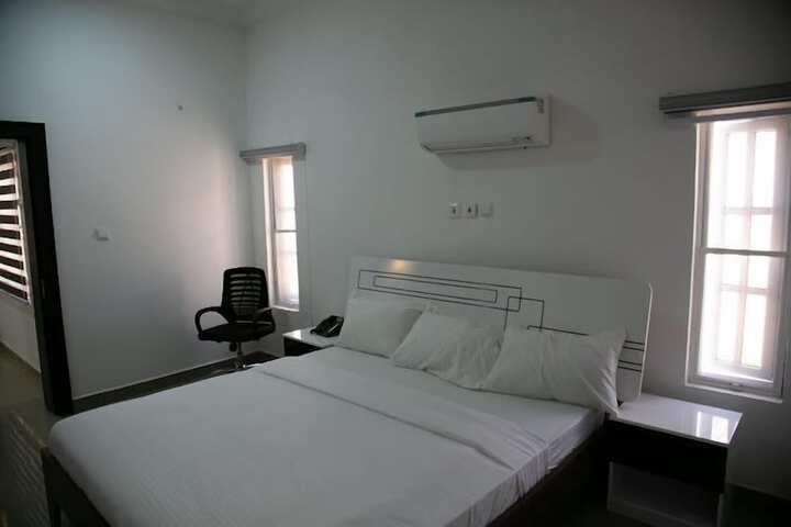 Room 7 of 32