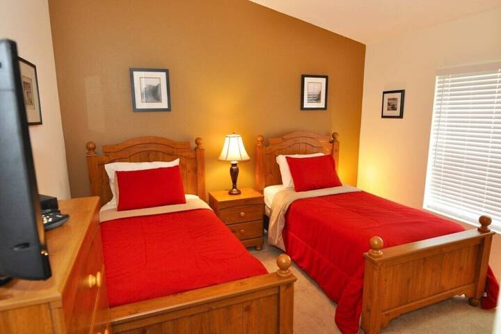Room 4 of 8
