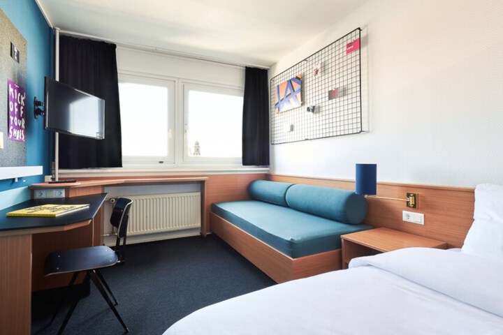 Room 27 of 35