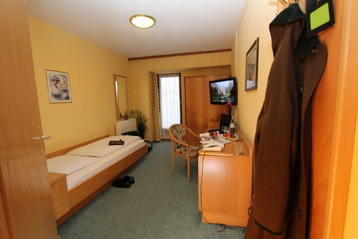 Room 6 of 37