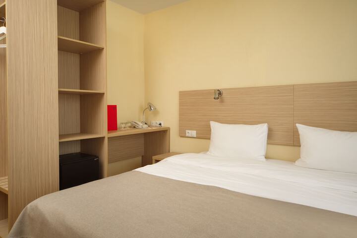 Room 13 of 42