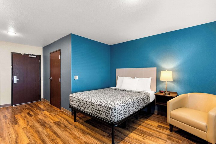 1 Queen Bed Suite (13 of 17)