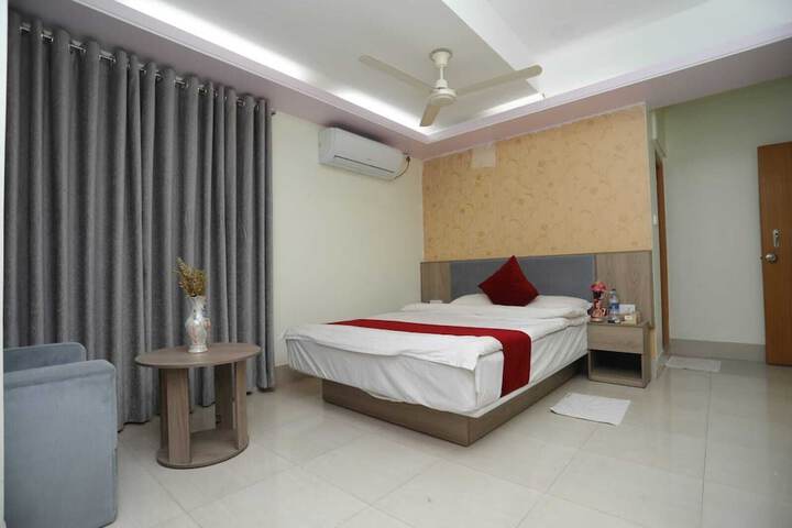 Room 5 of 12