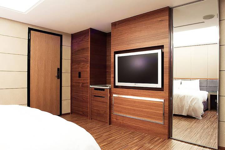 Room 7 of 18