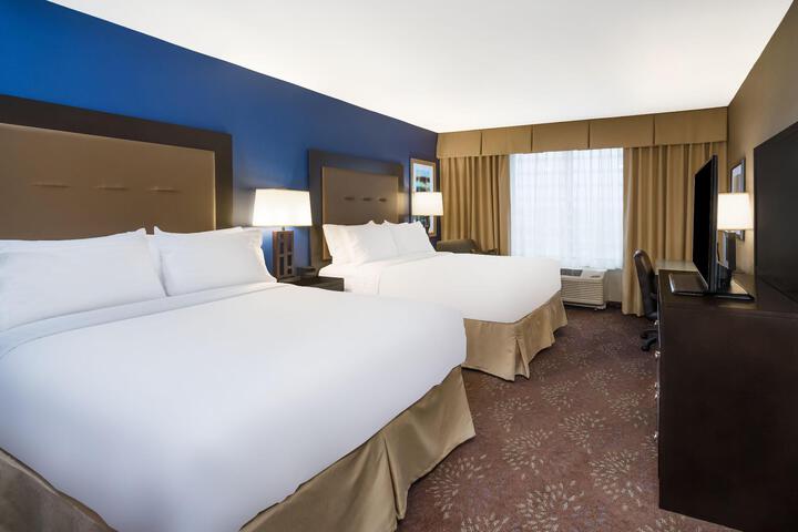 2 Queen Beds (2 of 10)