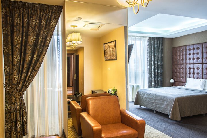 Room 5 of 38
