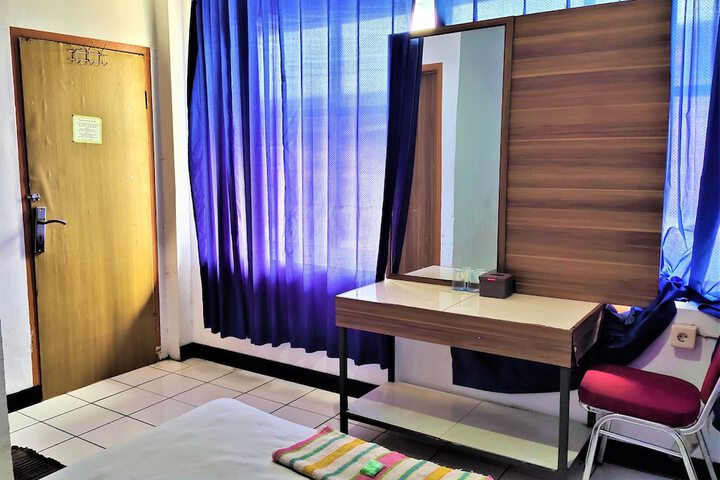 Room 12 of 16