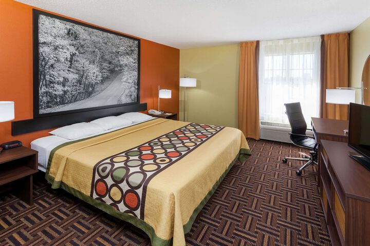 1 King Bed (3 of 10)